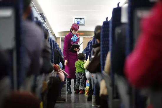 霸座男被限乘所有火车 网友:甚是喜悦