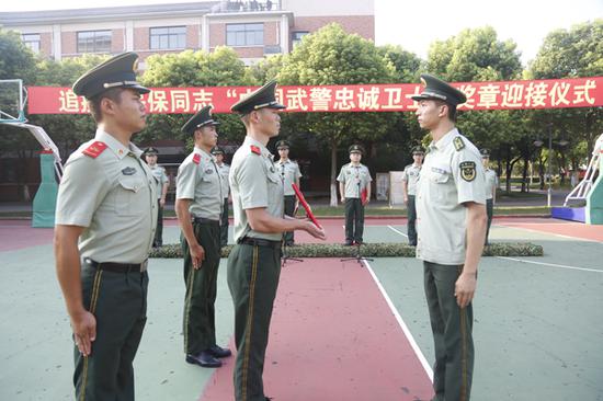 李峰同志向李保保生前战友转交“中国武警忠诚卫士”奖章。  蒋鑫 图
