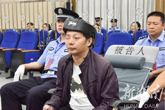 湖南警察涉枪杀2人受审:被抓前曾自杀 带头盔出庭