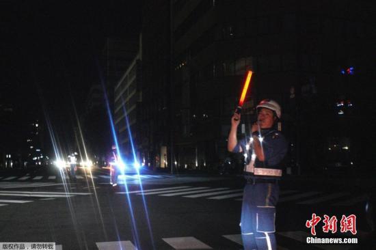 当地时间9月6日凌晨3时8分左右,日本北海道发生6.7级地震。当日此次地震致北海道全境约295万户居民停电。对此,经济产业大臣世耕弘成当日中午在记者会上表示,北海道电力完全恢复至少需要1周时间。为了医院等重要设施的电力供给,会尽早配备电源车。