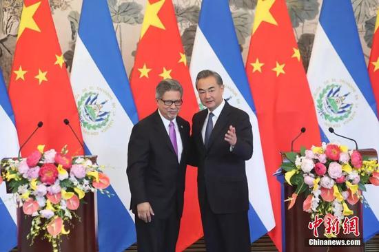 ▲8月21日,中国国务委员兼外交部长王毅在北京与萨尔瓦多共和国外长卡斯塔内达举行会谈。会谈后,两国外长签署了《中华人民共和国和萨尔瓦多共和国关于建立外交关系的联合公报》。中新社记者 盛佳鹏 摄