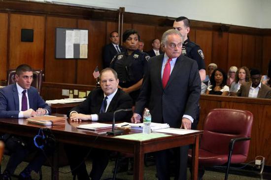 7月9日，好莱坞制片人哈维·温斯坦（前右二）因受强奸等罪名再次出庭。（新华社/路透）