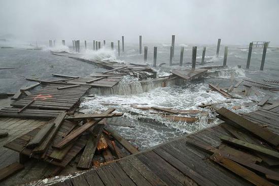 北卡罗来纳州的一处码头遭到飓风“佛罗伦萨”的严重破坏。