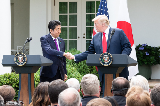 6月7日，美国总统特朗普与日本首相安倍晋三在白宫玫瑰园出席联合记者会。（图片来源：视觉中国）