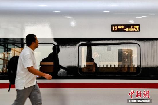 图为9月23日,广州南站始发、前往香港西九龙站的G6501次高铁列车停靠在广州南站站台上。 中新社记者 陈骥旻 摄