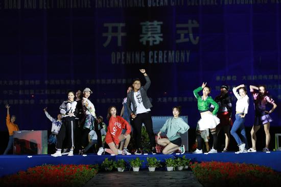 开场的说唱表演介绍了大连美食、美景及特色。摄影:王华