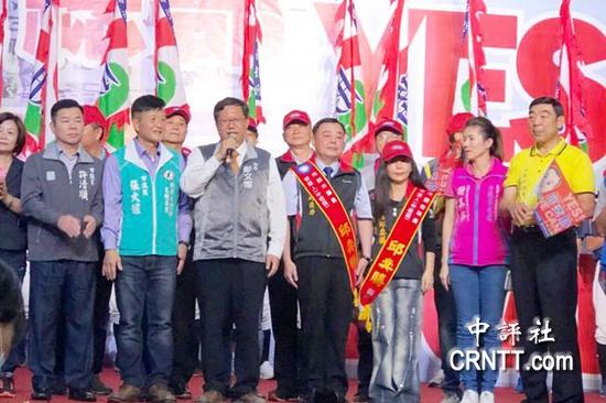 郑文灿(左三)为国民党人士站台加油(图片来源:中评社)