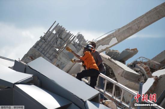 当地时间9月30日，印尼中苏拉威西巴鲁市，一栋酒店坍塌，救援工作展开。