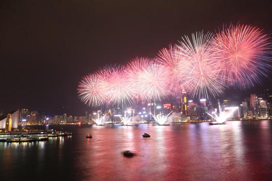 视频：香港烟花汇演 31888枚烟花闪耀维港