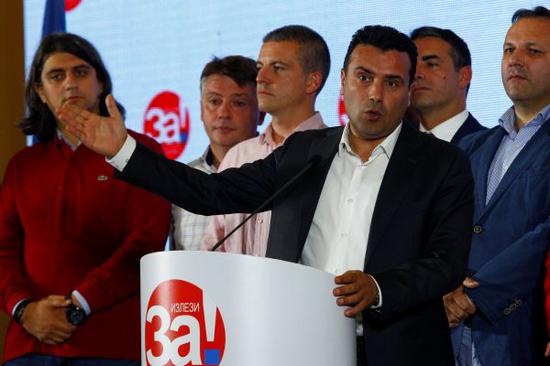 9月30日，马其顿总理扎埃夫在首都斯科普里就更名公投发表讲话。（路透社）