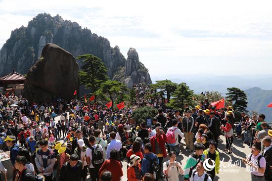 黄山景区游客达3万上限 启动预案停止售票