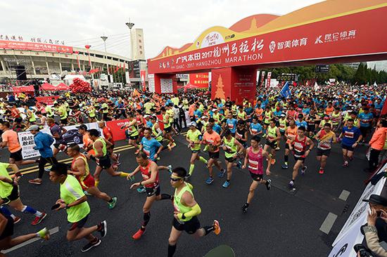 杭州马拉松在黄龙体育中心鸣枪开跑。 视觉中国 资料图