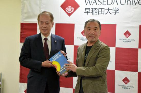 村上春树(右)向母校早稻田大学捐赠亲笔书稿及个人私藏图片