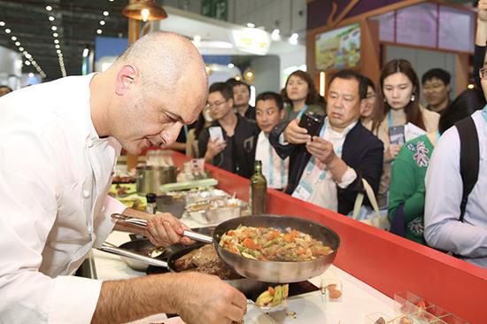 2018年11月6日,上海国家会展中心,展馆现场的法国厨师制作牛肉吸引了众多观众。 澎湃新闻记者 朱伟辉 图