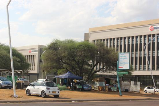 博茨瓦纳首都哈博罗内CBD街景,图中可见华为