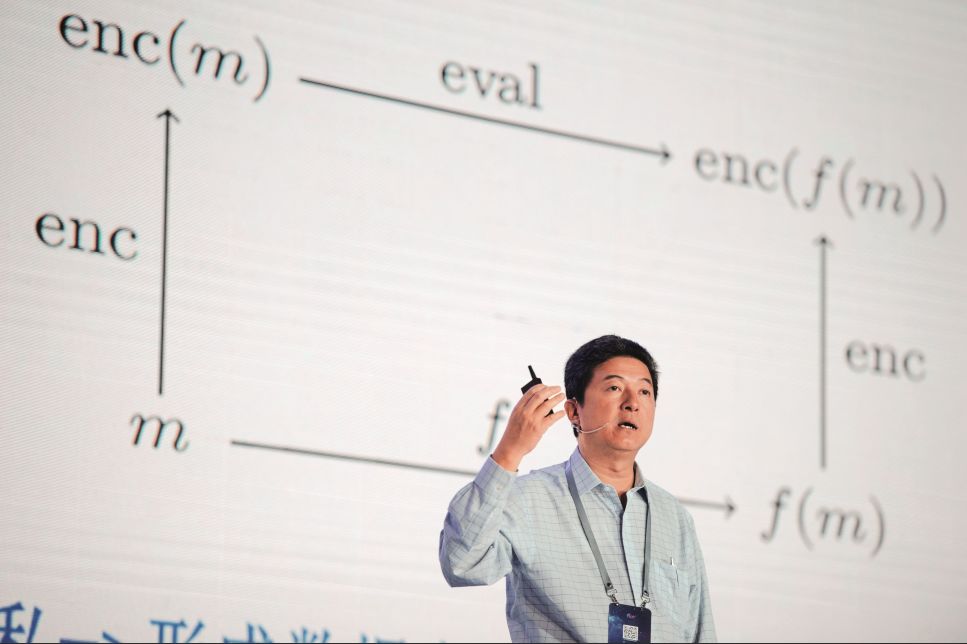 2017年7月15日,北京,张首晟在一场未来科技峰会上演讲。图/视觉中国