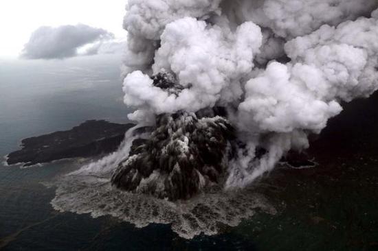 视频：印尼海啸或因活火山喷发所致 航拍火山喷发骇