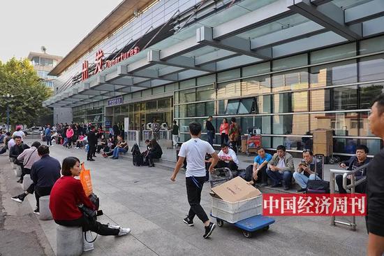 人潮汹涌的南苑机场航站楼 (《中国经济周刊》首席摄影记者 肖翊 | 摄)