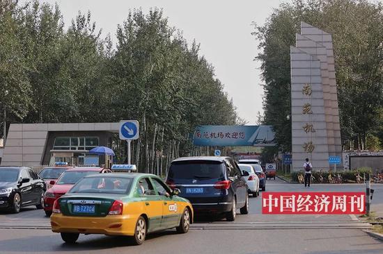 掩映在部队大院和苍翠树木中的南苑机场(《中国经济周刊》首席摄影记者 肖翊 | 摄)