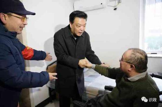 看望残疾退役军人卢端