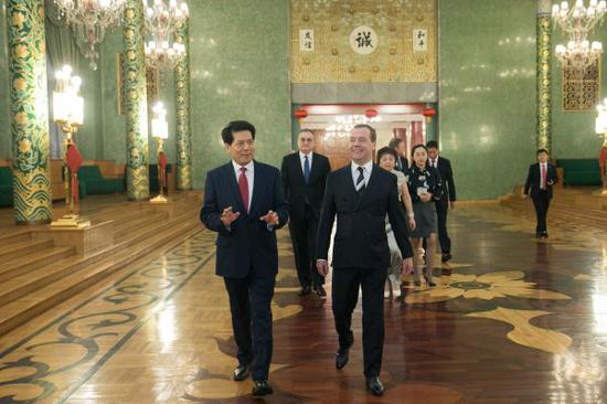 俄罗斯总理梅德韦杰夫（右）7日造访中国驻俄罗斯大使馆，向中国人民祝贺农历新年。陪同梅德韦杰夫的是李辉大使。（白雪骐 摄）