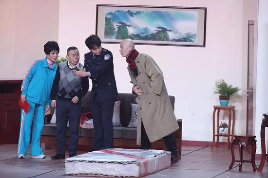 ▲翟天临出演2019年央视春晚小品《“儿子”来了》。图片来源:视觉中国。