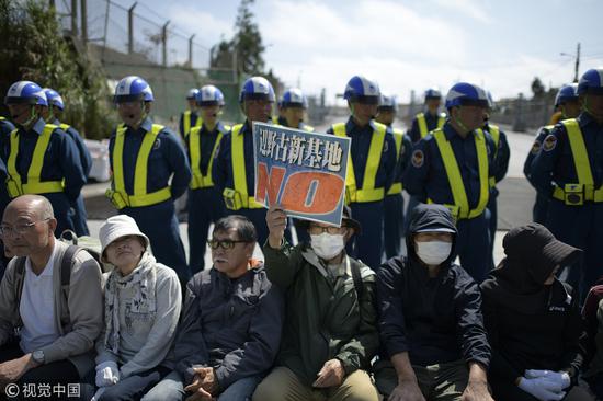 日本冲绳民众静坐抗议 反对驻日美军迁新基地(图)