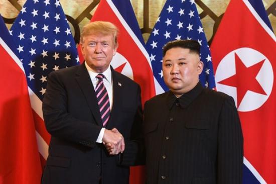 2月27日，在越南首都河内，朝鲜最高领导人金正恩（右）与美国总统特朗普会面。新华社 图