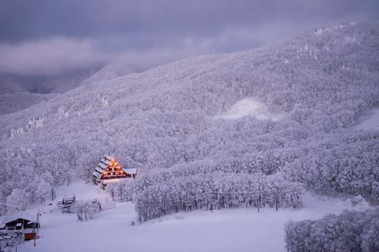 摄影组一等奖《冰天雪地中的暖色小屋》 作者:鹿妹儿喵喵喵
