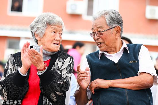 2015年,褚时健带着妻子出席发布会。