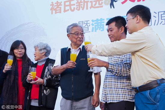2015年,云南玉溪,褚时健举杯支持褚一斌的“褚氏新选”计划。