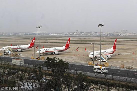 ▲3月11日,停在上海虹桥国际机场停机坪上的上海航空公司波音737-8客机。