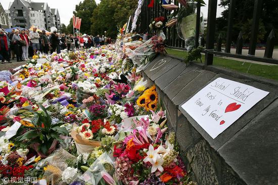 新西兰群众献花悼念枪击案死者（图源：视觉中国）
