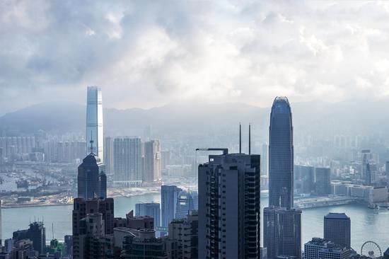 　　《维港日出》 拍摄时间：2018年6月25日  拍摄地点：香港太平山