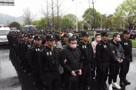 4月4日下午，专案组押解部分嫌疑人回温岭。