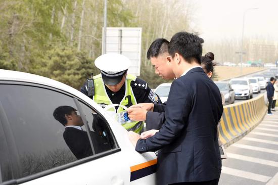 清明期间，北京市交管部门组织警力严查非法占用应急车道违法行为。北京市交管局 张耀 摄