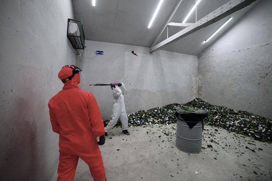 “发泄屋”的顾客正在房间内体验打砸发泄。 摄影/新京报记者 郑新洽