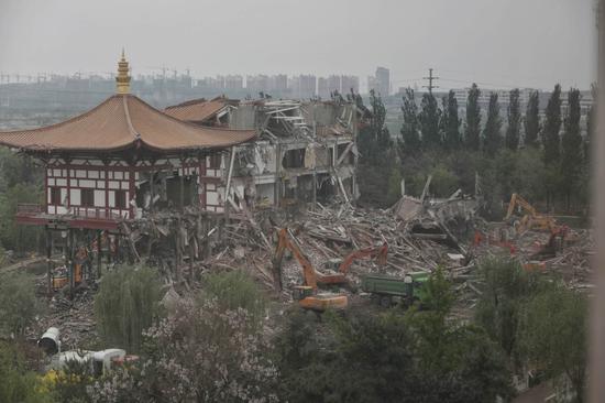 华堂主体建筑长寿殿拆除前后对比图。新京报记者 王飞 摄