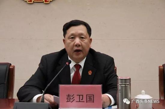 2015年4月,桂林市中院召开全市法院思想政治建设暨党风廉政建设和反腐败工作会议,时任桂林市中院党组副书记、常务副院长彭卫国主持会议。图:桂林法院网