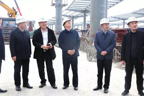▲吕义斌在高铁站工地(图片来源:襄阳东津新区官网)