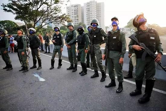 这是4月30日在委内瑞拉加拉加斯拉卡洛塔空军基地外拍摄的政变军人。新华社/美联