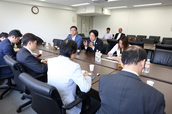 赖清德与日本教授讨论 图片来自台媒