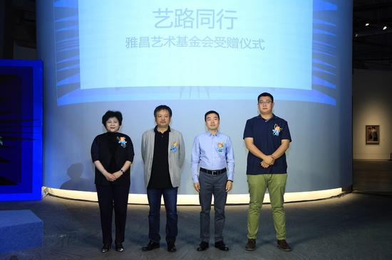 捐赠仪式，左起：雅昌文化集团副董事长何曼玲；艺术家张旭东、夏理斌、王健