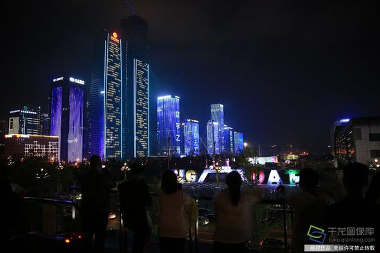  5月24日晚，贵州省贵阳市国际会展中心周边夜景（图片来源：tuku.qianlong.com）。千龙网记者 万小军摄