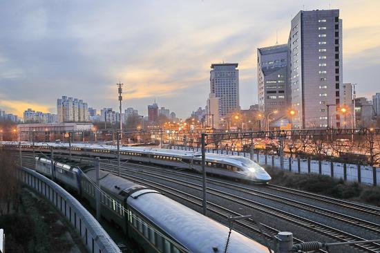 新京报评博士携女友逃票数十次:卿本佳人奈何做贼