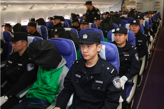 大陆警方押送台诈骗犯 图自台媒