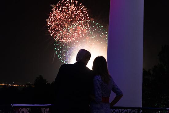 去年7月4日,白宫举办独立日庆祝活动,特朗普与夫人梅拉尼娅欣赏烟花表演。图片来源:视觉中国
