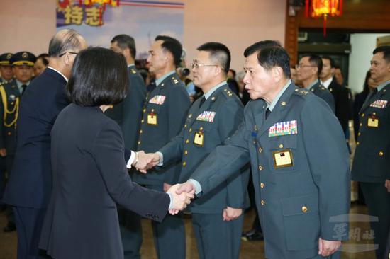 资料图:蔡英文曾参加台军将官晋升仪式(图片来源:台媒)