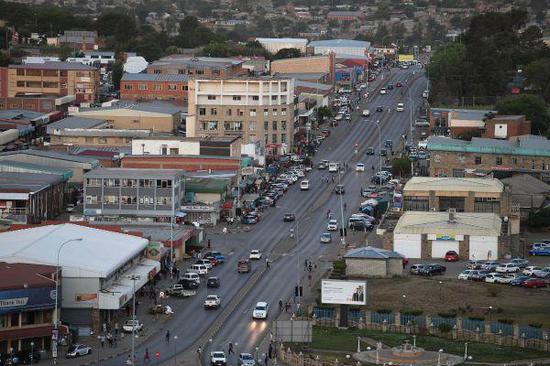 非洲南部的莱索托首都马塞卢街景(新华社)