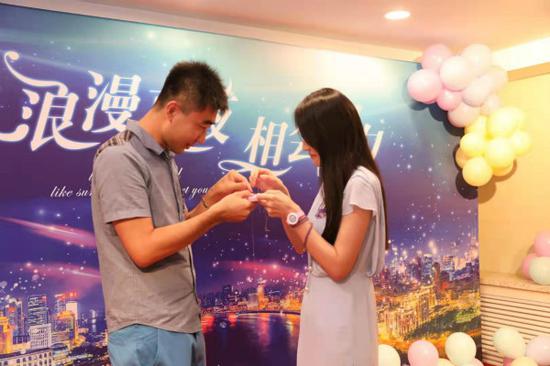 图说:“四季恋歌•浪漫夏夜 相会七夕”上海工会青年职工交友活动现场。上海市总工会供图